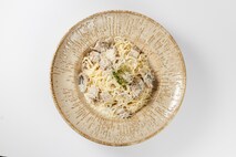 Спагетти с курицей и грибами