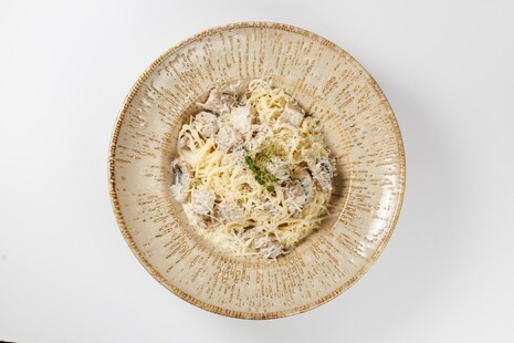 Спагетти с курицей и грибами