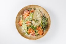 Салат Цезарь с лососем