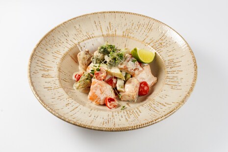 Семга с овощами в сливочном соусе