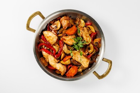 Горячая сковорода с курицей 