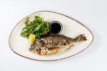 Дорадо на гриле с овощным салатом