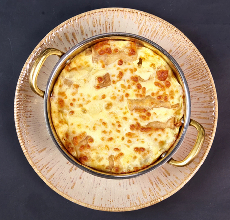 Мини блинчики с курицей запеченные под сыром