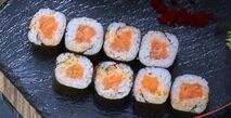 Ролл с лососем и соусом ширачи 