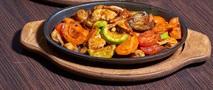 Горячая сковорода с курицей и овощами